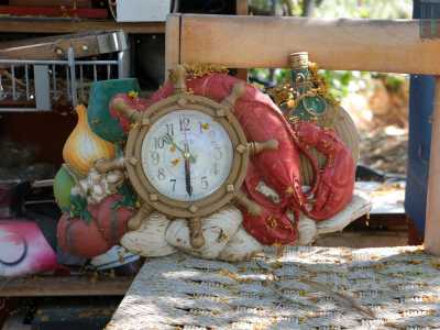 ...a un vecchio orologio poggiato su una sedia e fermo da chiss� quanto tempo
